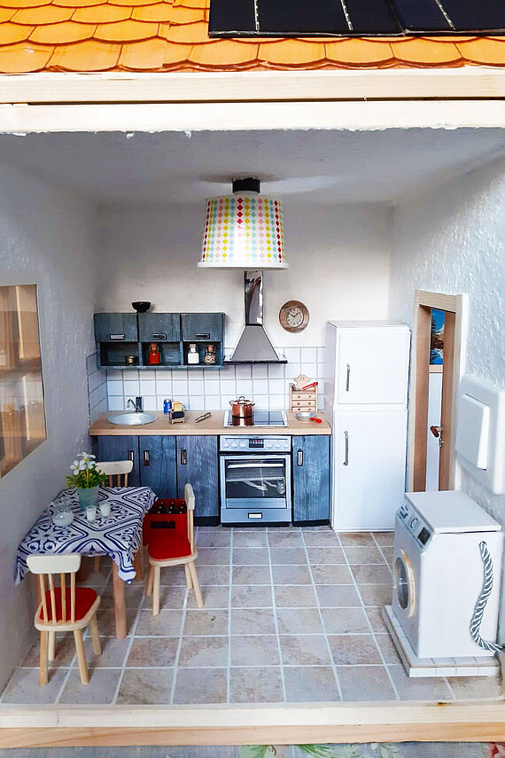 Einblick Miniaturhaus Küche mit Waschmaschine
