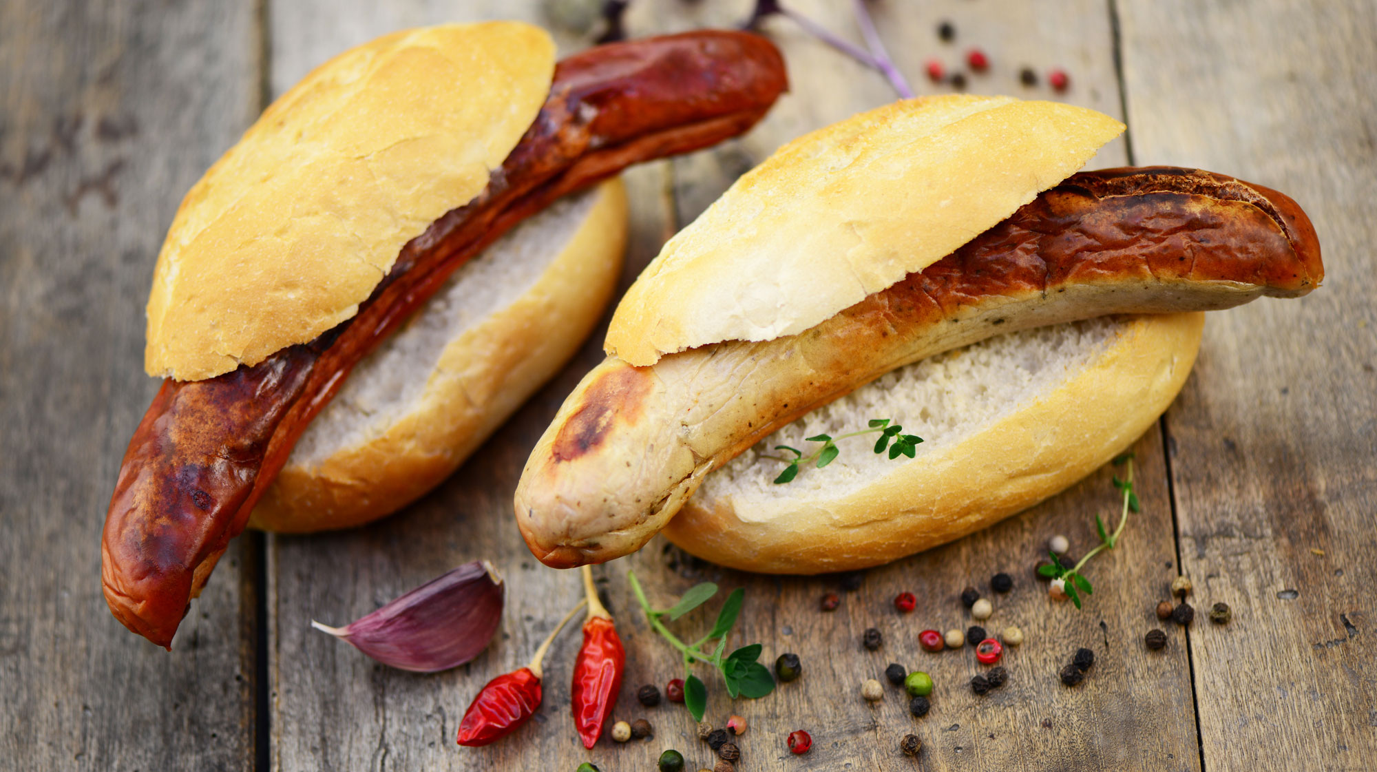 Zwei Bratwürstchen im Brötchen
