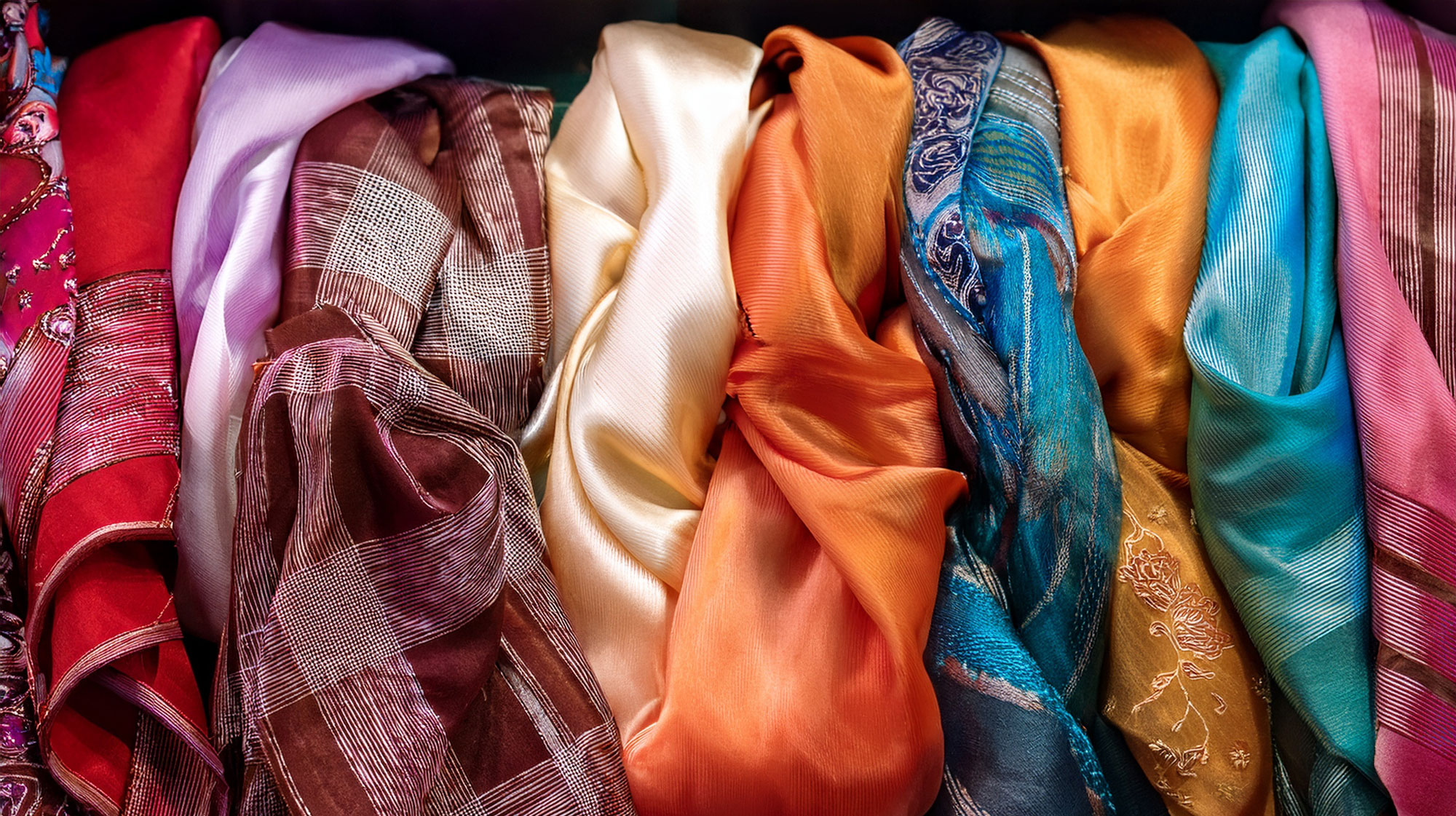 Verschiedene Tücher und Schals