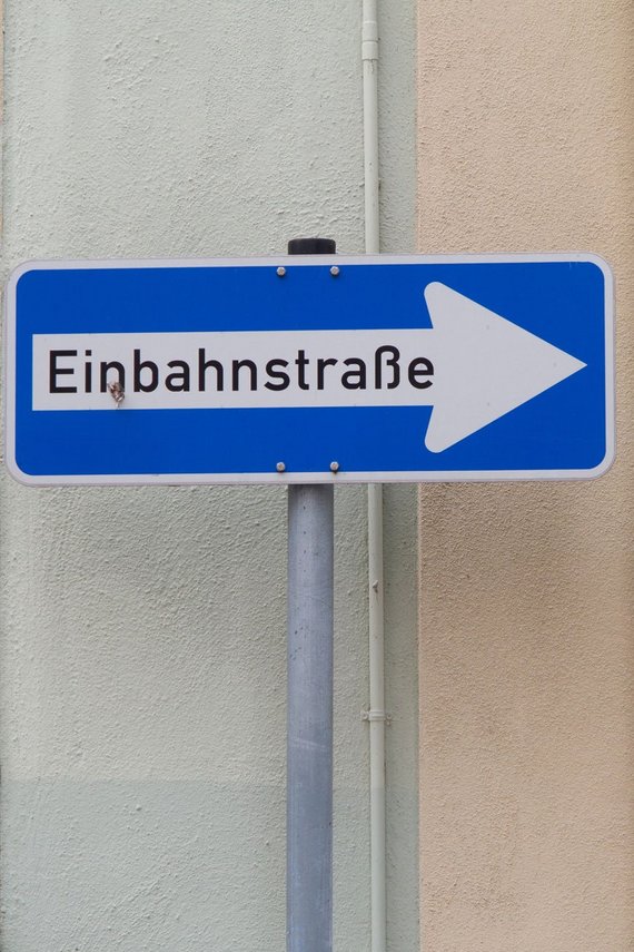 Bild eines Einbahnstraßenbildes vor einer Hauswand