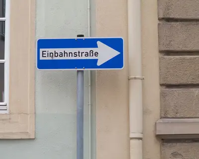 Bild eines Einbahnstraßenbildes vor einer Hauswand