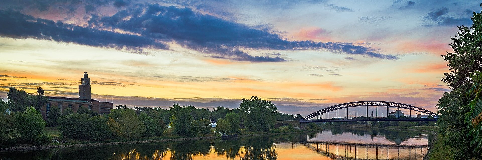 Magdeburger Stromelbe mit Sternbrücke im Sonnenuntergang