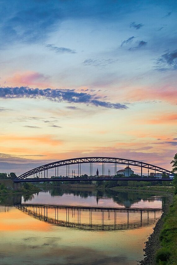 Magdeburger Stromelbe mit Sternbrücke im Sonnenuntergang
