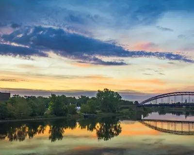 Magdeburger Stromelbe mit Sternbrücke im Sonnenuntergang