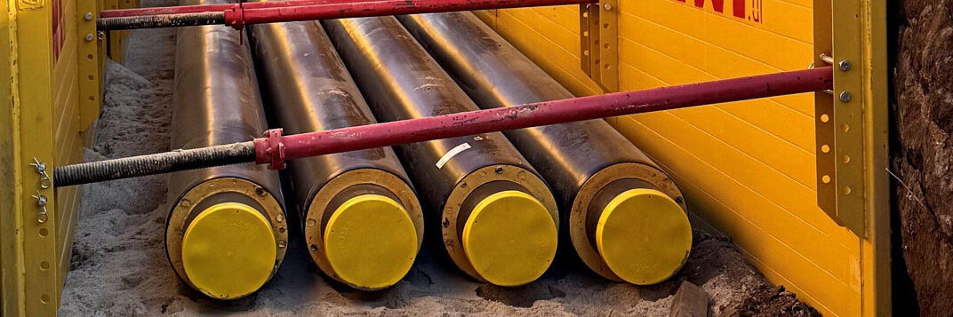 Baustelle mit Fernwärmeleitungen