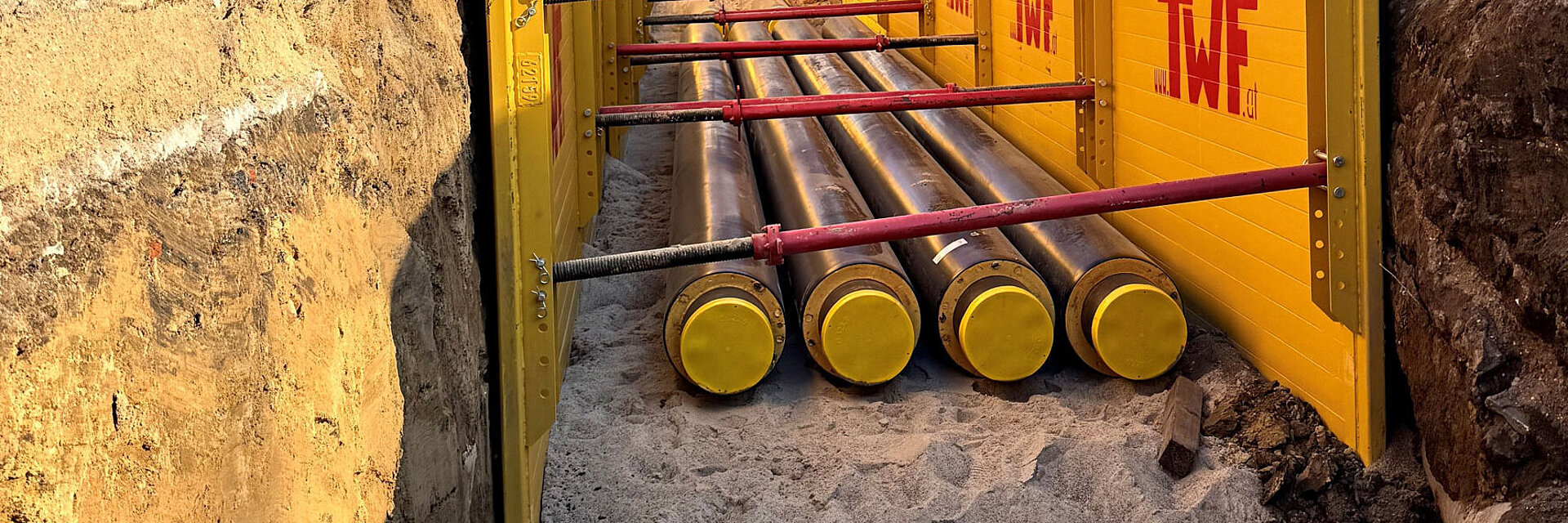 Baustelle mit Fernwärmeleitungen