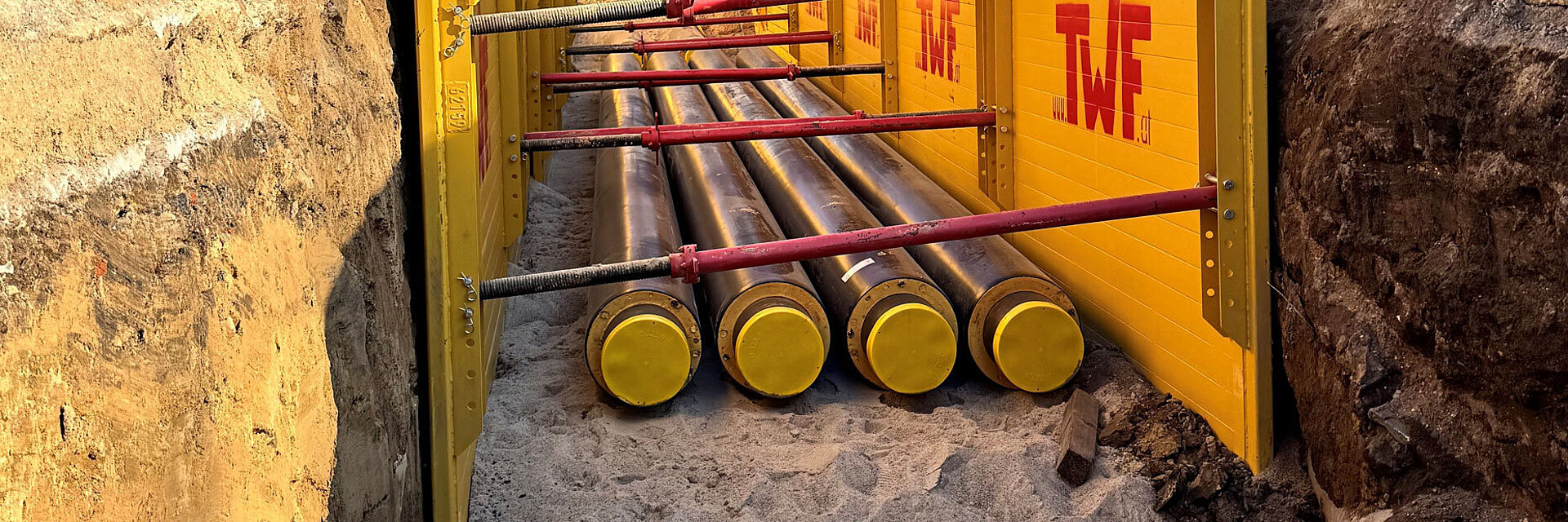 Baustelle mit Fernwärmeleitungen