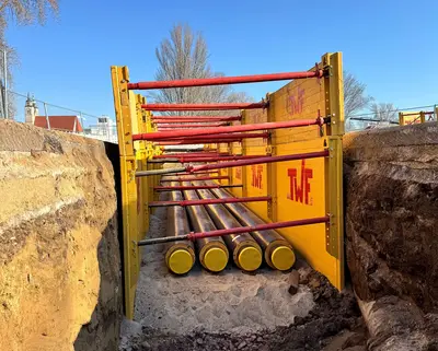 Baustelle mit Fernwärmeleitungen