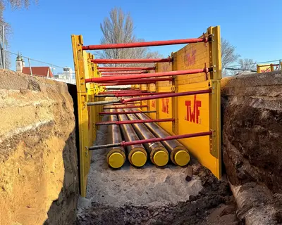 Baustelle mit Fernwärmeleitungen
