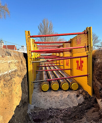 Baustelle mit Fernwärmeleitungen
