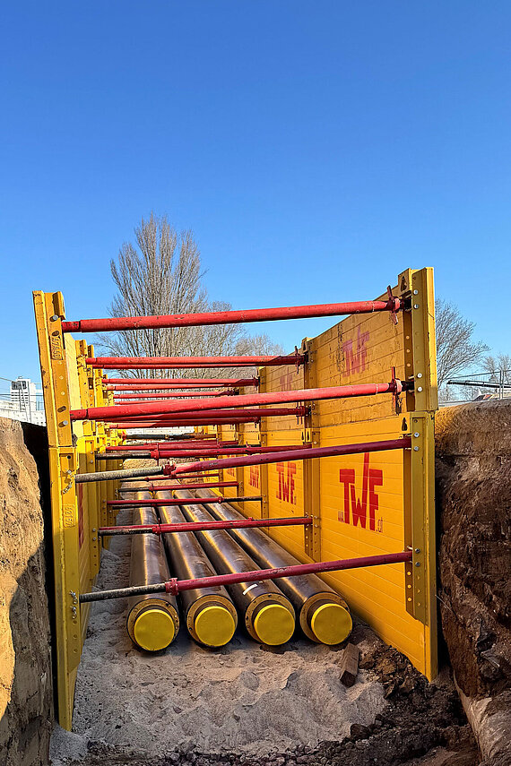 Baustelle mit Fernwärmeleitungen