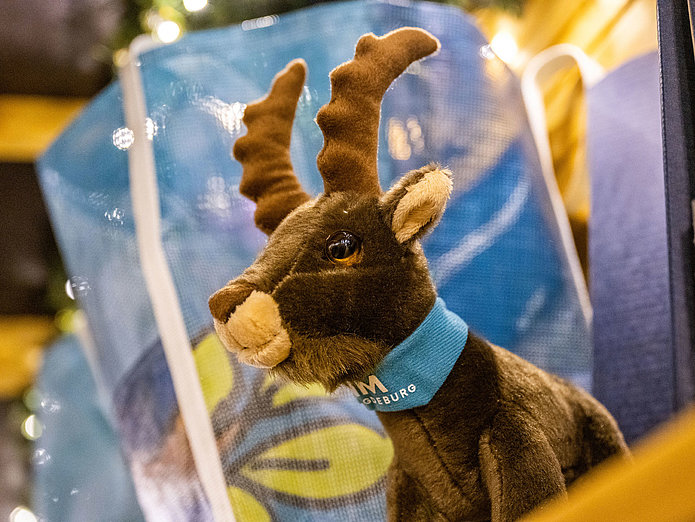 Geschenke an der Geschenke-Hütte auf dem SWM Weihnachtsmarkt