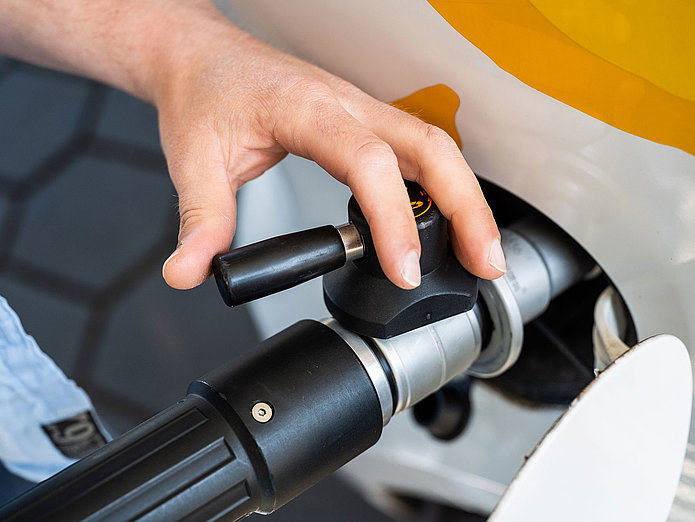 Tankstutzen Erdgas Tankstutzen an Erdgas-Auto angekoppelt