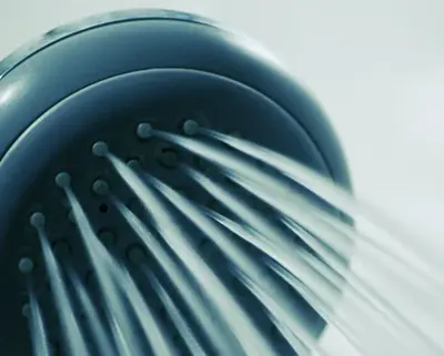 Duschkopf mit Wasser