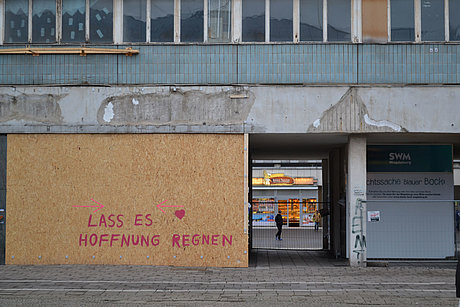 Holzplatte am altem Blauen Bock mit Aufschrift "Lass es Hoffnung regnen"