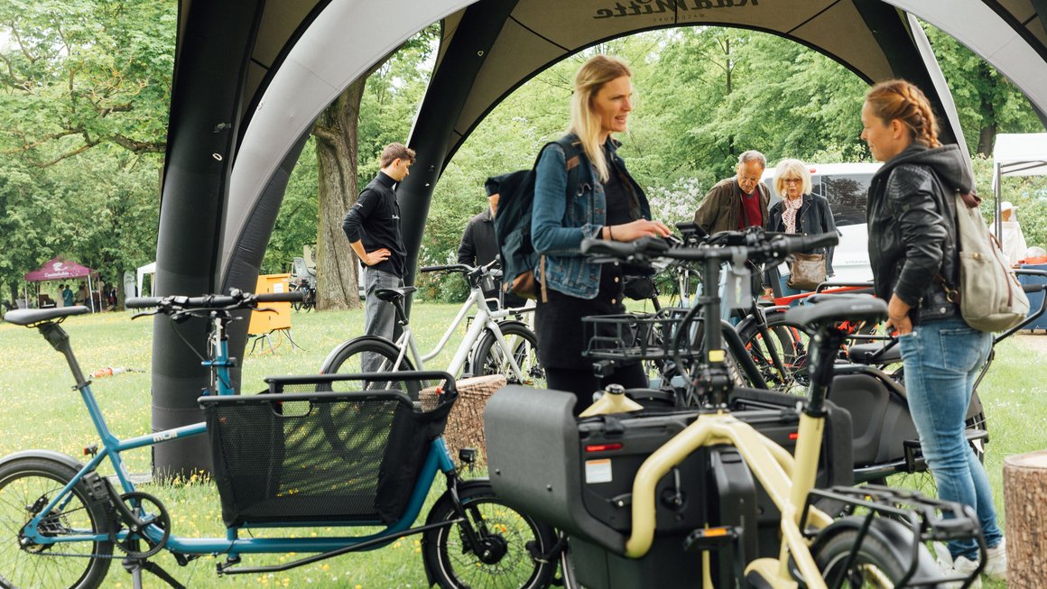 Zwei Frauen schauen sich Fahrräder am Stand von RadMitte an
