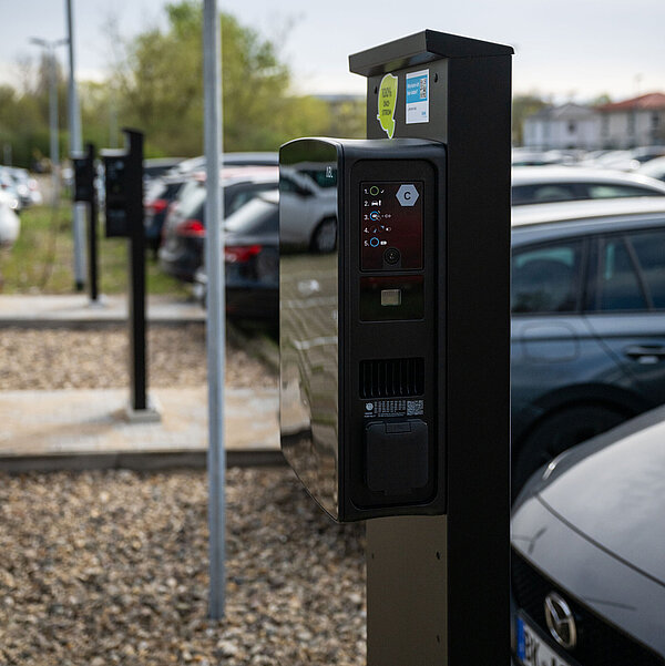 E-Ladesäule auf einem Parkplatz