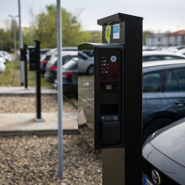 E-Ladesäule auf einem Parkplatz