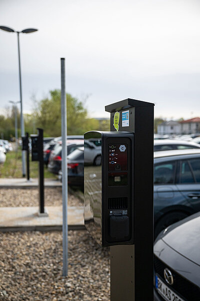 E-Ladesäule auf einem Parkplatz