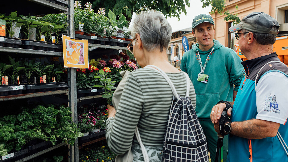 Kunden wählen auf der Grünen Messe Pflanzen aus