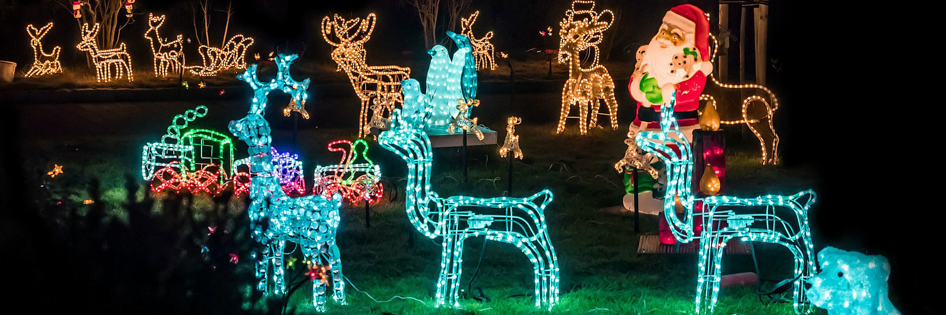 Weihnachtsbeleuchtung im Garten mit Lichtskulpturen