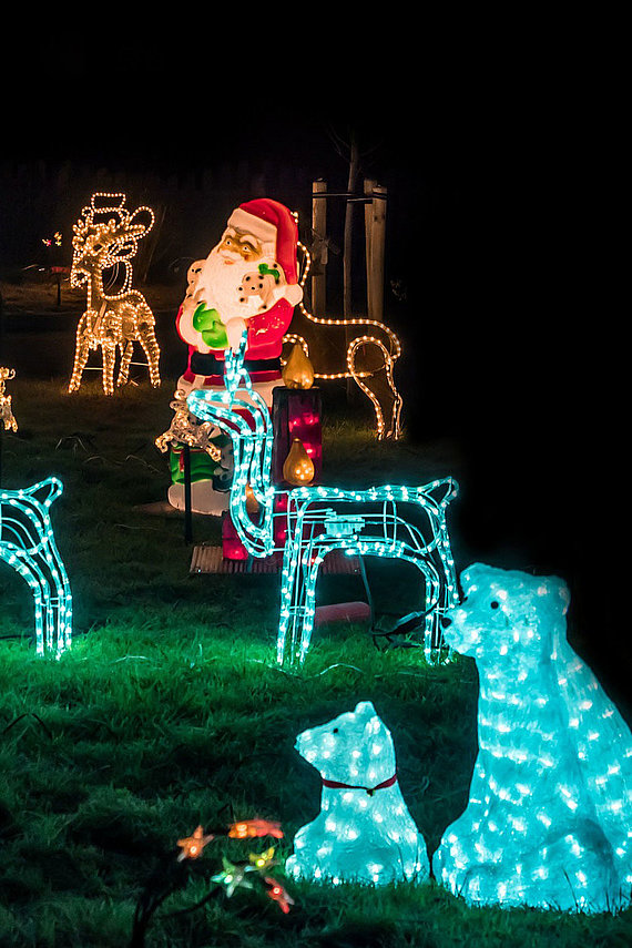 Weihnachtsbeleuchtung im Garten mit Lichtskulpturen