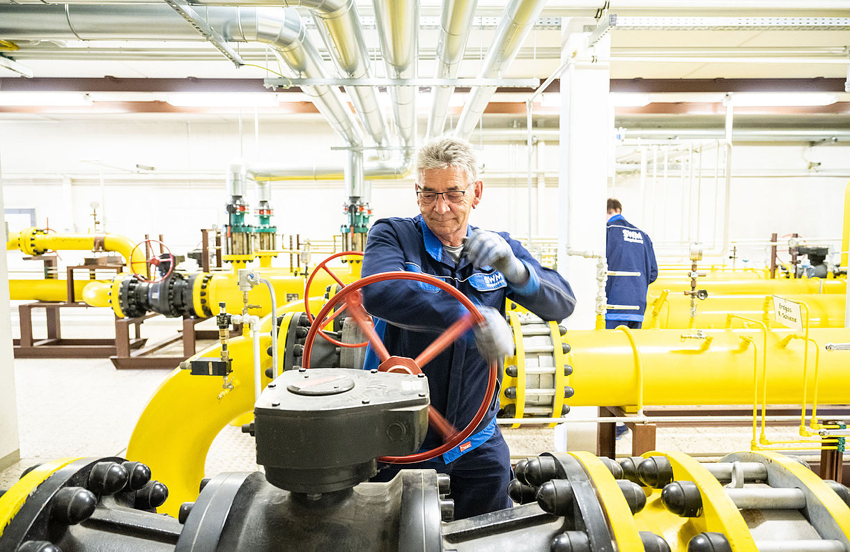 SWM Mitarbeiter bei Arbeiten in Gasdruckregelstation Ein SWM Mitarbeiter aus dem Bereich Gas bei Arbeiten in einer Gasdruckregelstation