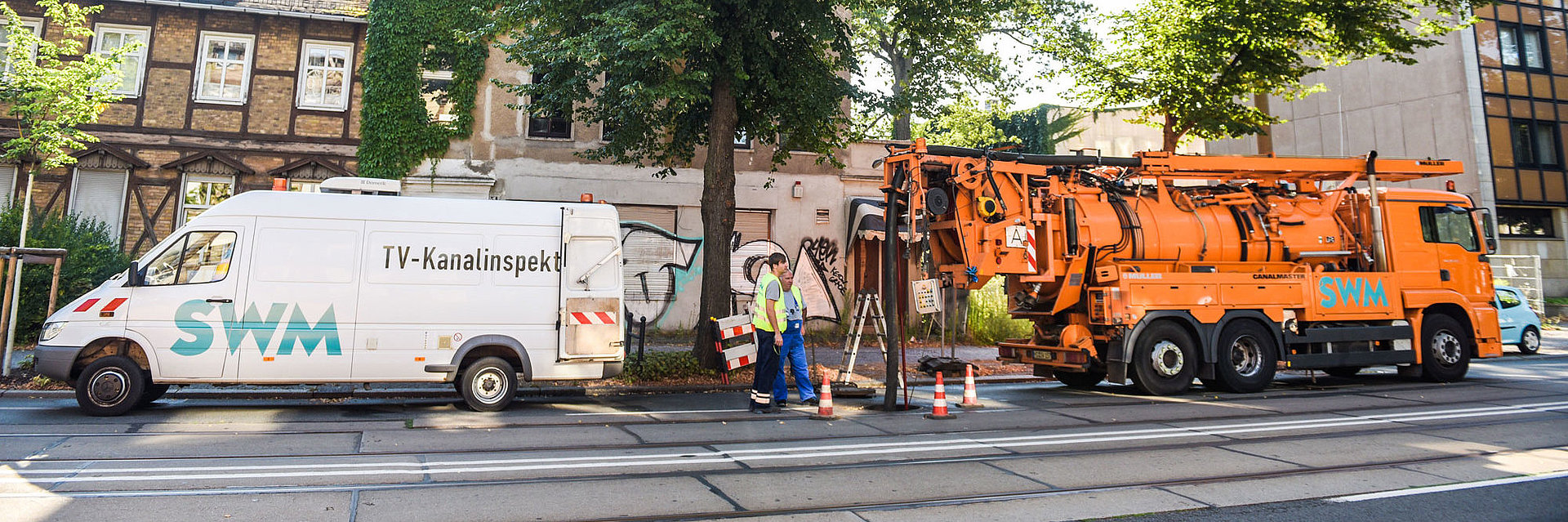 SWM Kanalspülfahrzeug und Fahrzeug Kanalinspektion im Arbeitseinsatz in Magdeburg