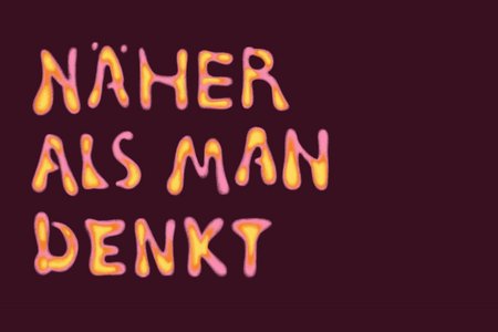 Grafik der Typo "Näher als man denkt" in den Farben Lila, Geld und Rosa