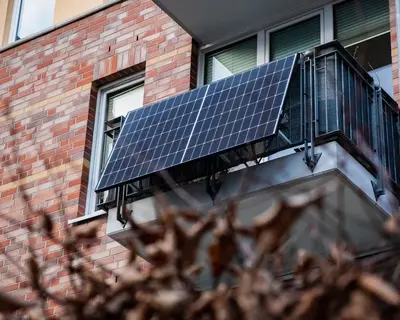 Ein Balkonkraftwerk hängt an einem Balkon. 