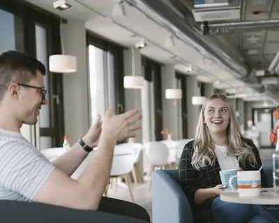 zwei Studenten erzählen in der Cafeteria