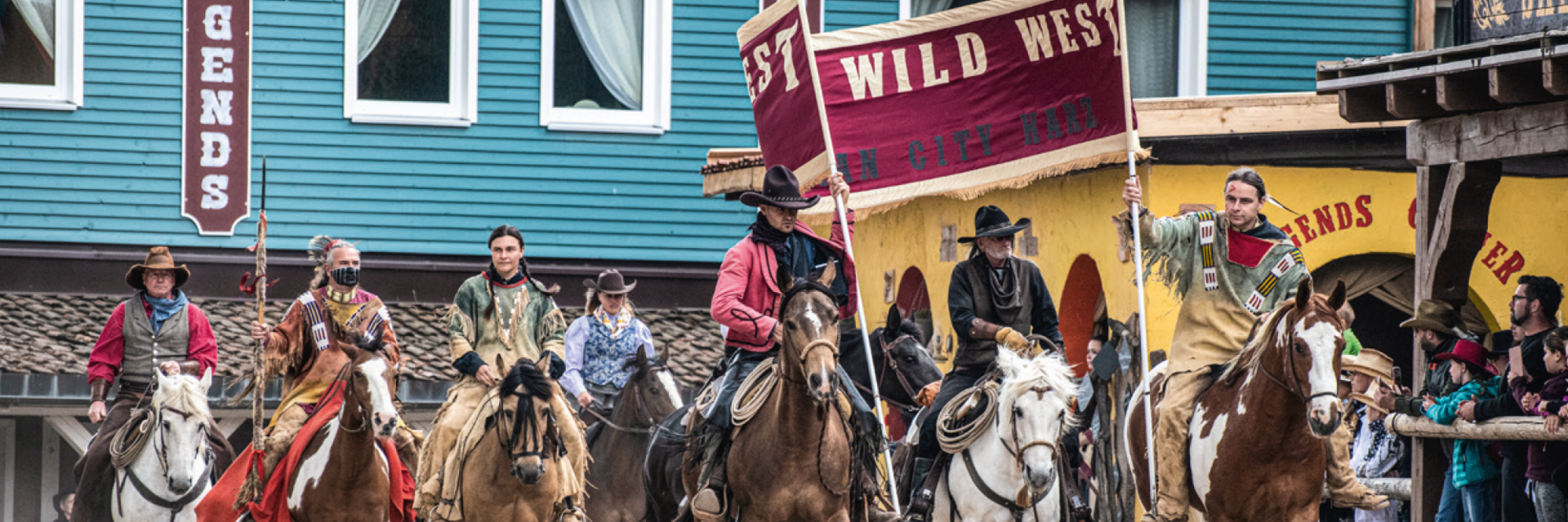 Cowboys und Indianer reiten auf Pferden in der Westernstadt Pullmancity Harz