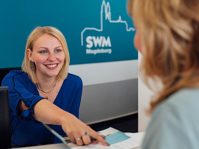 Beratung im SWM Kundencenter Eine SWM Mitarbeiterin berät eine Kundin am Empfang im SWM Kundencenter