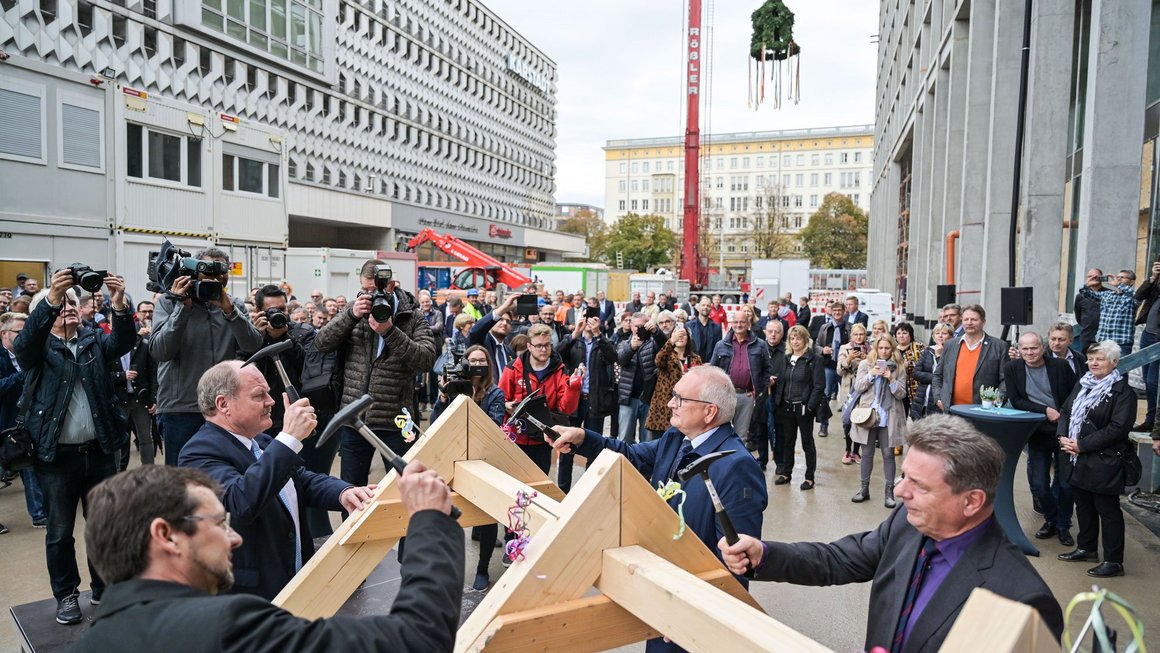 Nägel einschlagen beim Richtfest des neuen Blauen Bocks