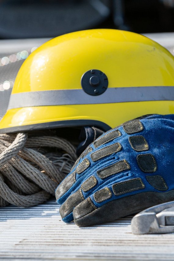 Helm, Seil und Arbeitshandschuhe vom THW