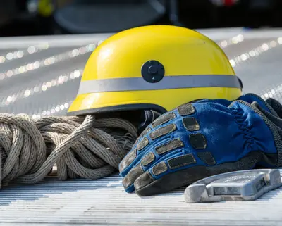 Helm, Seil und Arbeitshandschuhe vom THW