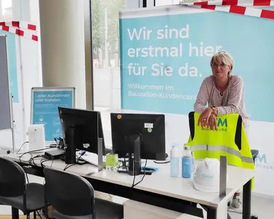 Mitarbeiterin vom SWM Kundenservice im provisorischen Baustellen Kundencenter