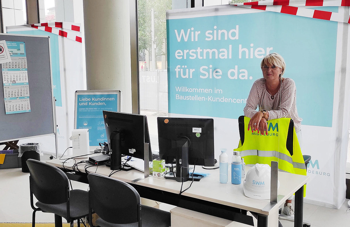 Mitarbeiterin vom SWM Kundenservice im provisorischen Baustellen Kundencenter