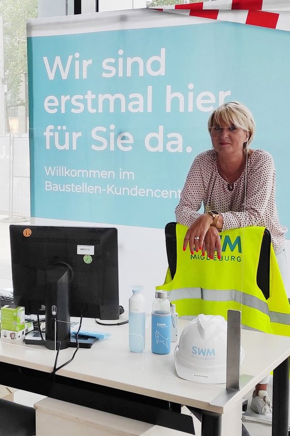 Mitarbeiterin vom SWM Kundenservice im provisorischen Baustellen Kundencenter