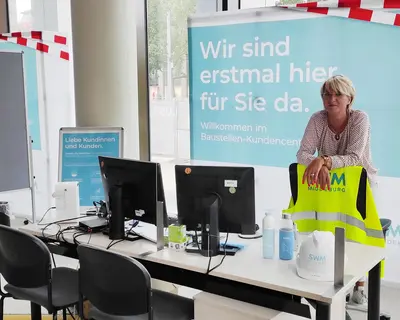 Mitarbeiterin vom SWM Kundenservice im provisorischen Baustellen Kundencenter