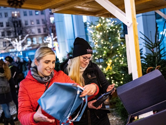 Besucher an Jeschenke-Hütte auf dem SWM Weihnachtsmarkt