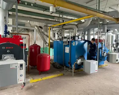 Schülerpraktikant bei der Wartung einer Anlage