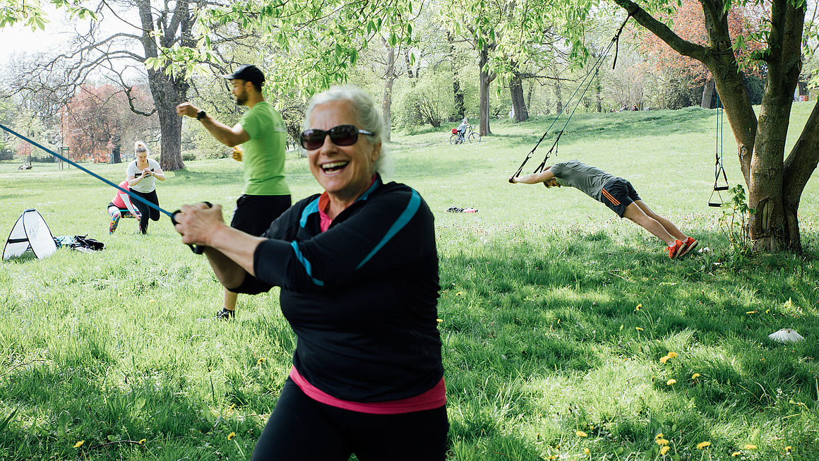 Sportler von NaturImPuls trainieren im Klosterbergegarten auf der Grünen Messe