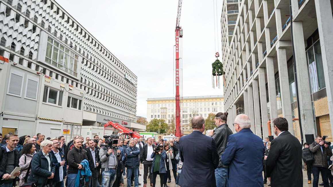 Menschenmenge beim Richtfest des neuen Blauen Bocks