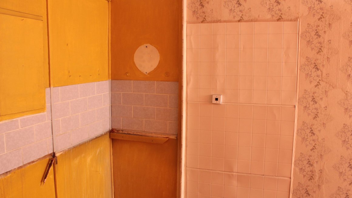 Blick in eine Ecke in einer Wohnung mit verschiedenster Wandgestaltung in Orange