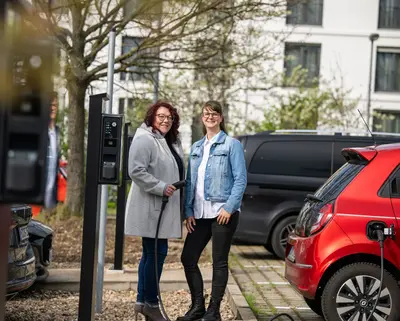 SWM Ansprechpartnerinnen für E-Mobilität an einer E-Ladesäule