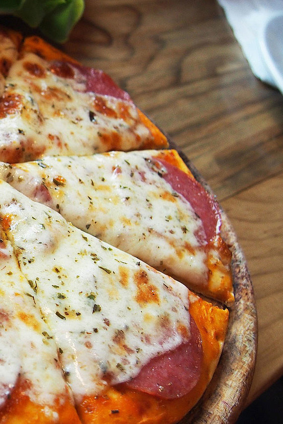 fertige Pizza steht auf dem Tisch