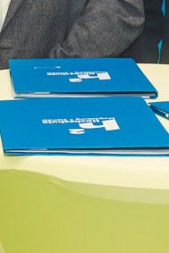 Foto der Teilnehmer der Unterzeichnung 