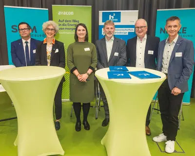 Foto der Teilnehmer der Unterzeichnung 