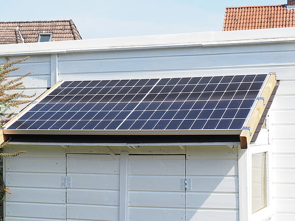 Mini-Photovoltaik-Anlage auf einem Gartenschuppen